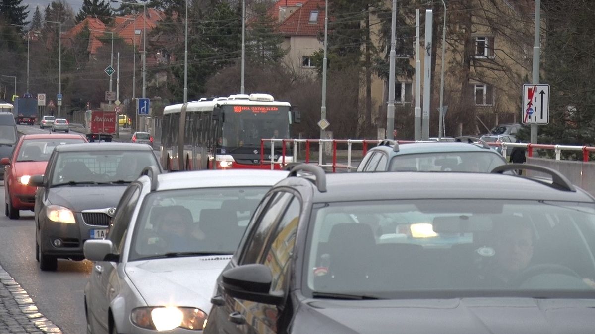 Auto není hřích. Pražští zastupitelé odmítli zákaz vjezdu do pruhů pro MHD